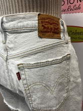 Charger l&#39;image dans la galerie, Levi&#39;s 501 Denim Shorts (Size 29W)
