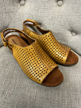 Load image into Gallery viewer, Cobb Hill Lattice Slingbacks (Size 8.5)
