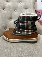 Cargar imagen en el visor de la galería, Sorel Waterproof Plaid Boots (Size 10)
