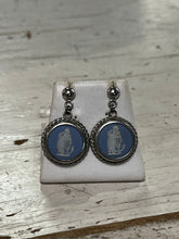 Charger l'image dans la galerie, Vintage Wedgewood Blue Cameo Earrings
