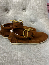 Cargar imagen en el visor de la galería, Minnetonka Moccasins (Size 8)
