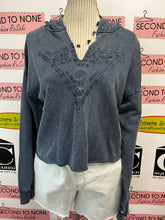 Cargar imagen en el visor de la galería, Guess Hooded Cropped Sweater (Size M)
