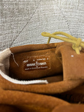 Cargar imagen en el visor de la galería, Minnetonka Moccasins (Size 8)
