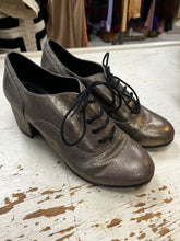 Charger l'image dans la galerie, Lord &amp; Taylor Heeled Oxford Shoe (Size 8.5)
