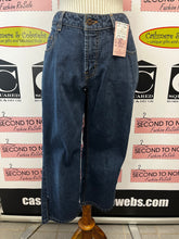 Cargar imagen en el visor de la galería, Silver Flare Leg Denim Capris (Waist 31”)
