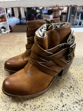 Load image into Gallery viewer, Roxy Heeled Ankle Boots (Size 6)
