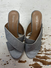 Cargar imagen en el visor de la galería, Sophie Laurent Silver Glitter Heels (Size 37=6)
