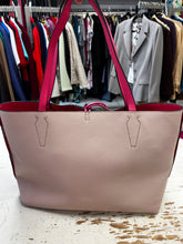 Cargar imagen en el visor de la galería, Guess Reversible 3-in-1 Tote Bag
