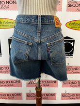 Cargar imagen en el visor de la galería, Levi&#39;s 501 Denim Shorts (Size 26W)
