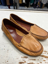 Cargar imagen en el visor de la galería, Naturalizer Leather Moccasin Loafers (Size 9.5)
