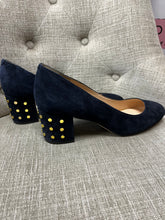 Cargar imagen en el visor de la galería, Nine West Navy Suede Stud Heels (Size 8)
