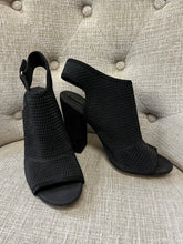 Load image into Gallery viewer, Aldo Black Textured Heels (Size 8)
