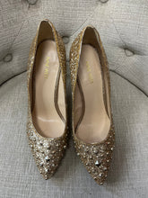 Cargar imagen en el visor de la galería, Nine West Gold Glitter Pumps (Size 9)
