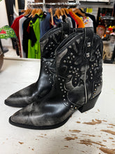 Cargar imagen en el visor de la galería, Dirty Laundry Studded Western Boots (Size 9)
