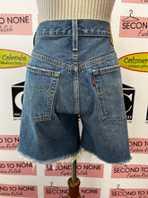 Cargar imagen en el visor de la galería, Levi&#39;s 501 Denim Shorts (Size 30W)
