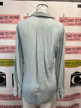 Charger l'image dans la galerie, Chico’s Lightwash Denim Button Up Shirt (Size L/Chico’s 1)
