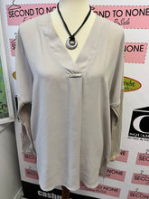 Charger l&#39;image dans la galerie, Melanie Lyne Blouse (Size 8)
