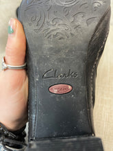 Cargar imagen en el visor de la galería, Clarks Leather Ankle Boot (Size 9 1/2)
