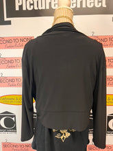 Cargar imagen en el visor de la galería, Black Tie Front Shrug (Size 1X)
