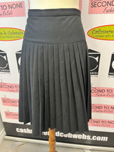 Charger l&#39;image dans la galerie, Tommy Hilfiger Pleated Skirt (Size 12)
