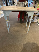 Charger l&#39;image dans la galerie, Shabby Chic Small Hallway Table
