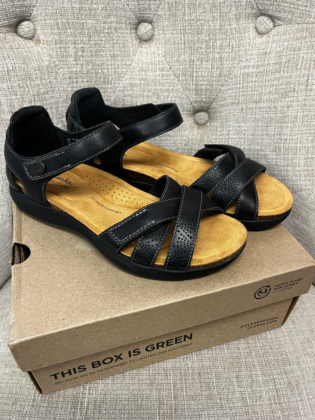 Clarks April Poppy Leather Sandals (Size 8 Wide)