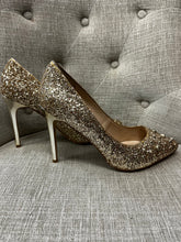 Cargar imagen en el visor de la galería, Nine West Gold Glitter Pumps (Size 9)
