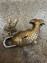 Charger l&#39;image dans la galerie, Chunky Brass Fish Lock &amp; Keys
