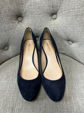 Cargar imagen en el visor de la galería, Nine West Navy Suede Stud Heels (Size 8)
