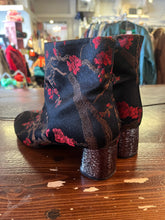 Cargar imagen en el visor de la galería, Topshop Brocade Black &amp; Red Boots (Size 9/EU 40)
