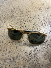 Charger l'image dans la galerie, Ray-Ban Arista Gold “Olympian” Sunglasses
