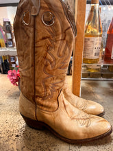 Charger l'image dans la galerie, Authentic Canada-Made Leather Cowboy Boots (Size 8.5)
