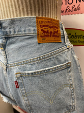 Charger l&#39;image dans la galerie, Levi&#39;s 501 Denim Shorts (Size 29W)
