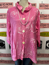 Cargar imagen en el visor de la galería, NWT Pink &amp; White Floral Print Blouse (Size L)
