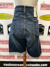 Charger l&#39;image dans la galerie, NWT Levi&#39;s Slim Cuffed Shorts (Size 42)
