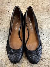 Load image into Gallery viewer, Aldo Leather Wedge Flats (Size 8)
