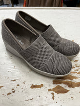 Cargar imagen en el visor de la galería, Skechers Pier Lite Wedge Shoes (Size 10)
