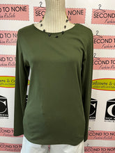 Load image into Gallery viewer, Basic Green Long Sleeve (Size M)
