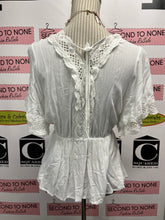 Charger l'image dans la galerie, Papillon Lace Detail Top (Size L)
