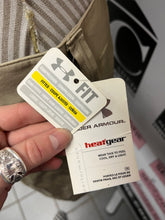 Cargar imagen en el visor de la galería, NWT Under Armour Khaki Shorts (Size 10)
