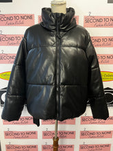 Charger l'image dans la galerie, Faux Leather Cropped Puffer Coat (Size XL)
