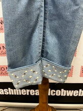 Load image into Gallery viewer, Alia Denim Bling Capris (Size 14)
