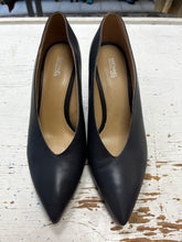 Cargar imagen en el visor de la galería, Michael Kors Pointed Toe Heels (Size 8 1/2)
