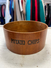 Charger l'image dans la galerie, Vintage MCM Teak Nesting Snack Bowls (Set of 3)
