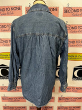 Cargar imagen en el visor de la galería, Levi&#39;s Denim Shirt (Size M)
