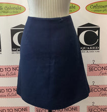 Load image into Gallery viewer, Tommy Hilfiger Midi Skirt (Size 6)
