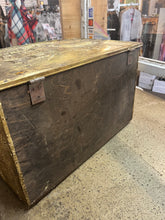 Cargar imagen en el visor de la galería, Antique Large Brass Coal/Wood Box
