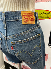 Cargar imagen en el visor de la galería, Levi&#39;s 501 Denim Shorts (Size 26W)
