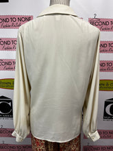 Charger l'image dans la galerie, TopShop Cream Blouse (Size 4)
