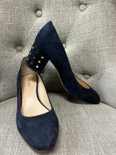 Cargar imagen en el visor de la galería, Nine West Navy Suede Stud Heels (Size 8)
